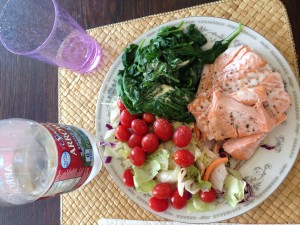 Salmon, spinach, tomatos and lettuce with extra virgin olive oil.