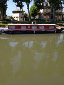 The Idiot couldn't resist taking this sleek barge out for a leisurely float on the canal.