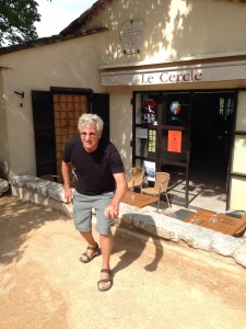 The Idiot keeps a boule between his legs to maintain a perfect stance.