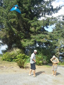 Liberating the kite. (Photo: Liz Chapin) 