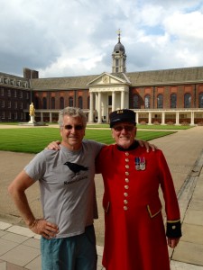 The Idiot and Bill Gorrie, a war veteran dressed in the Chelsea pensioners scarlet uniform on the grounds of the Royal Hospital Chelsea.