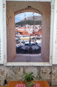 The waiter insisted that the calamari we ordered was caught by the boat "just outside the window." Excellent trompe l'oeil.