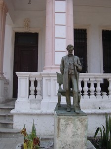 There's a statue of Abraham Lincoln on a statue of Abraham Lincoln on avenida de los Presidentes in Havana.