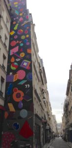 The Idiot loves discovering surprising wallflowers when he coddiwoddlea through Paris streets.